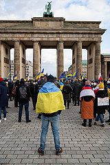 Berlin  Deutschland  Demonstration am Brandenburger Tor gegen eine Invasion Russlands und Krieg in der Ukraine