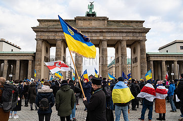 Berlin  Deutschland  Demonstration am Brandenburger Tor gegen eine Invasion Russlands und Krieg in der Ukraine