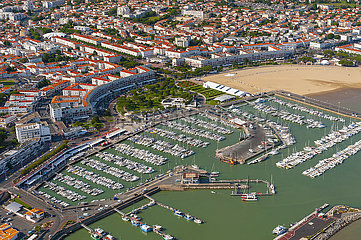 Frankreich  Charente-Maritime (17)  Luftaufnahme der Stadt Royan mit seinem Hafen und dem Grande Conche Beach France  Charente-Maritime (17)  Luftaufnahme der Stadt Royan mit seinem Hafen und dem Grande Conche Beach