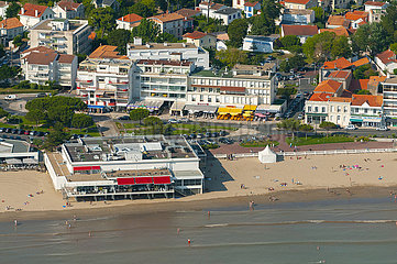 Frankreich  Charente-Maritime (17)  Luftaufnahme von Royan  Pontaillac Beach und Casino Barriere