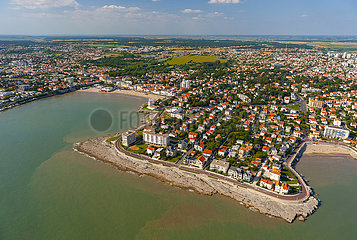 Frankreich  Charente-Maritime (17)  Luftbild von Royan  von links nach rechts: Strand und Conche de Pontaillac  Pointe Les Brandes  Strand und Conche du Pigeonnier