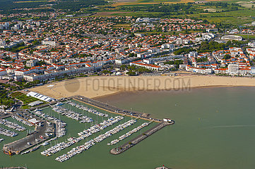 Frankreich  Charente-Maritime (17)  Luftaufnahme der Stadt Royan mit seinem Hafen und dem Grande Conche Beach