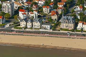 Frankreich  Charente-Maritime (17)  Luftbild von Royan  Grande Conche Beach  Villen entlang Boulevard Frederic Garnier