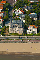 Frankreich  Charente-Maritime (17)  Luftbild von Royan  Grande Conche Beach  Aigue-Marine Villa  erbaut 1910 und als französisches historisches Denkmal Frankreich  Charente-Maritime (17)  Luftbild von Royan  Grande Conche Beach  Aigue-Marine Villa wurde 1910 erbaut und als französisches historisches Denkmal aufgeführt