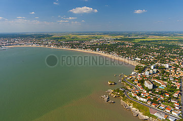 Frankreich  Charente-Maritime (17)  Luftbild von Royan  Grande Conche Bay und Strand  auf der rechten Seite La Pointe de Vallieres in Saint-Georges-de-Didonne