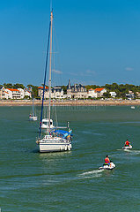Frankreich  Charente-Maritime (17)  Stadt Royan  Vergnügungsboote in der Grande Conche Bay  im Hintergrund der Strand der Grande Conche