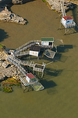 Frankreich  Luftbild von Royan  Pointe du Chay  traditionelle Hütten mit quadratischen Fischernetzen  genannt in Französisch 'CarrelT'