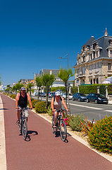 Frankreich  Charente-Maritime (17)  Stadt Royan  Boulevard Frederic Garnier mit seinen schönen Villen und seinem Radweg
