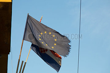 Kroatien  Zagreb - zersauste EU-Flagge und kroatische Nationalflagge