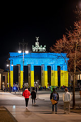 Deutschland  Berlin - Brandenburger Tor angestrahlt in den Nationalfarben der Ukraine
