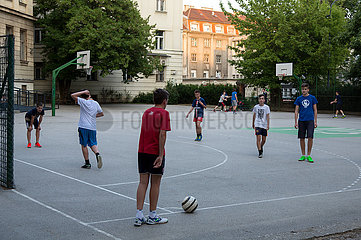 Kroatien  Zagreb - Jugendliche spielen Fussball
