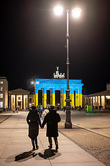 Deutschland  Berlin - Brandenburger Tor angestrahlt in den Nationalfarben der Ukraine