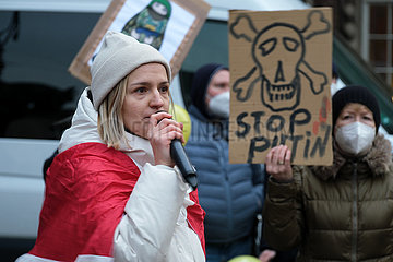 Deutschland  Bremen - Exil-Ukrainer und andere Osteuropaeer protestieren gemeinsam gegen den Krieg Russlands gegen die Ukraine