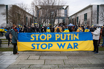 Berlin  Deutschland  Demonstration vor dem Bundeskanzleramtr gegen die Invasion Russlands und den Krieg in der Ukraine