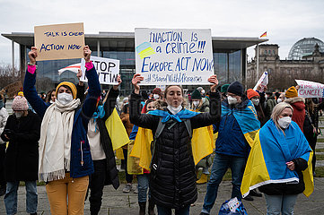 Berlin  Deutschland  Demonstration vor dem Bundeskanzleramtr gegen die Invasion Russlands und den Krieg in der Ukraine