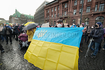 Deutschland  Bremen - We stand with Ukraine - Demonstration gegen die russische Invasion in der Ukraine