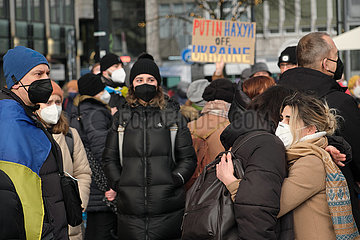 Deutschland  Bremen - We stand with Ukraine - Traurige Ukrainerinnen bei Demonstration gegen die russische Invasion in der Ukraine