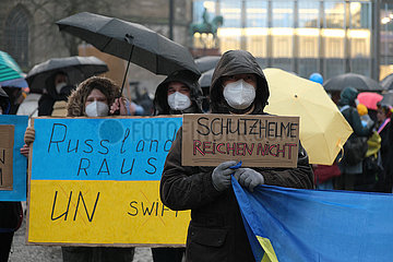 Deutschland  Bremen - We stand with Ukraine - Demonstration gegen die russische Invasion in der Ukraine