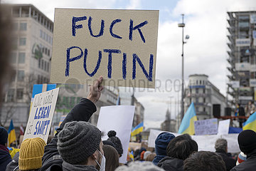 Kundgebung gegen Krieg in der Ukraine  für Solidarität mit der Ukraine  5.000 Teilnehmer bei Demo auf dem Karlsplatz  München  26.02.2022
