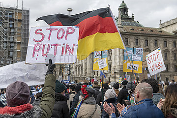 Kundgebung gegen Krieg in der Ukraine  für Solidarität mit der Ukraine  5.000 Teilnehmer bei Demo auf dem Karlsplatz  München  26.02.2022