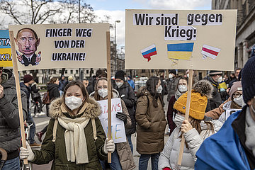 Kundgebung gegen Krieg in der Ukraine  5.000 Teilnehmer bei Demo auf dem Karlsplatz  München  26.02.2022