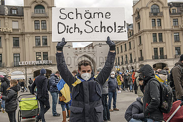 Kundgebung gegen Krieg in der Ukraine  für Solidarität mit der Ukraine  5.000 Teilnehmer bei Demo auf dem Karlsplatz  Protest gegen Bundeskanzler Scholz  München  26.02.2022