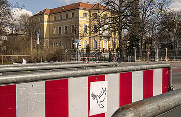 Russisches Generalkonsulat in München  Maria-Theresia-Straße 17  Friedenstaube als Protest gegen Krieg in der Ukraine  München  27.02.2022