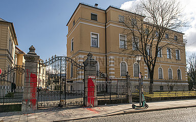 Russisches Generalkonsulat in München  Maria-Theresia-Straße 17  Eingangstor symbolisch mit roter Farbe beschmiert  Symbol Blut  Protest gegen Krieg in der Ukraine  München  27.02.2022