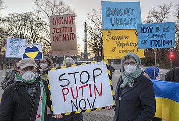 Protest gegen Krieg in der Ukraine am Friedensengel  Nähe zum Russischen Generalkonsulat in München  27.02.2022