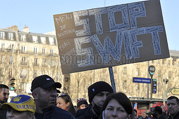 FRANKREICH. Paris (75) 2022.02.27th. Platzieren Sie Saint-Michel Square. Die Ukrainer protestieren in Paris gegen die russische Invasion (ein Demonstrant hält ein Zeichen: Stop Swift)