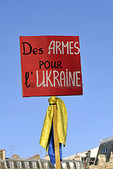 FRANKREICH. Paris (75) 2022.02.27th. Platzieren Sie Saint-Michel Square. Die Ukrainer protestieren in Paris gegen die russische Invasion (ein Demonstrant hält ein Zeichen: Waffen für die Ukraine)