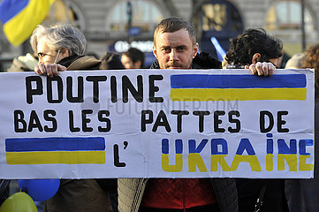 FRANKREICH. Paris (75) 2022.02.27th. Platzieren Sie Saint-Michel Square. Die Ukrainer protestieren in Paris gegen die russische Invasion (ein Demonstrant hält ein Zeichen: Putin steigt aus der Ukraine heraus)