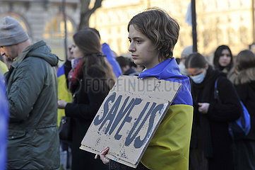 FRANKREICH. Paris (75) 2022.02.27th. Platzieren Sie Saint-Michel Square. Die Ukrainer protestieren in Paris gegen die russische Invasion (ein Demonstrant hält ein Zeichen: Save Us)