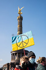 Berlin  Deutschland  Demonstration auf der Strasse des 17. Juni fuer Frieden in Europa und gegen Russlands Krieg in der Ukraine
