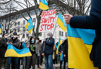 Berlin  Deutschland  Demonstration vor der russischen Botschaft gegen die Invasion Russlands und den Krieg in der Ukraine