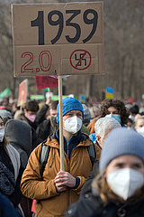 Berlin  Deutschland  DEU - Demonstration unter dem Motto Stoppt den Krieg  Frieden fuer die Ukraine und ganz Europa