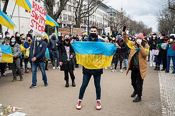 Berlin  Deutschland  Demonstration vor der russischen Botschaft gegen die Invasion Russlands und den Krieg in der Ukraine