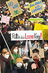 Berlin  Deutschland  DEU - Demonstration unter dem Motto Stoppt den Krieg  Frieden fuer die Ukraine und ganz Europa