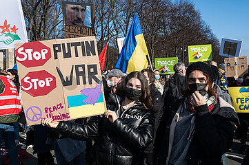 Berlin  Deutschland  Demonstration auf der Strasse des 17. Juni fuer Frieden in Europa und gegen Russlands Krieg in der Ukraine