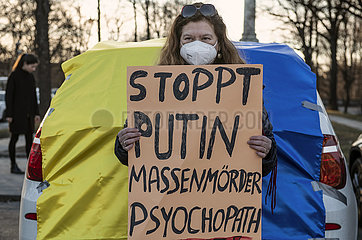 Demonstrantin mit Plakat Stoppt Putin Massenmörder  Psychopath  Protest gegen Krieg in der Ukraine  Europaplatz  Nähe Russisches Generalkonsulat in München  01.03.2022