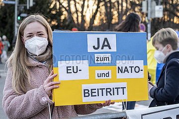 Plakat Ja zum EU und NATO Beitritt der Ukraine  Demonstrantin  Protest gegen Krieg in der Ukraine  Europaplatz  Nähe Russisches Generalkonsulat in München  01.03.2022