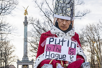 Putin Figur  Forderung Putin vor den Internationalen Gerichtshof in Den Haag  Protest gegen Krieg in der Ukraine  Friedensengel  Europaplatz  Nähe Russisches Generalkonsulat in München  01.03.2022