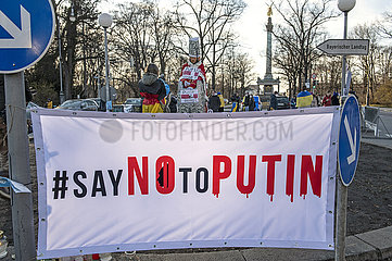 Plakat Say no to Putin  Protest gegen Krieg in der Ukraine  Friedensengel  Europaplatz  Nähe Russisches Generalkonsulat in München  01.03.2022