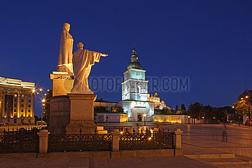 St. Michael Square  St. Olga Memorial  st. Michael des Goldenen Kunkleistenklosters  Kiew  Ukraine