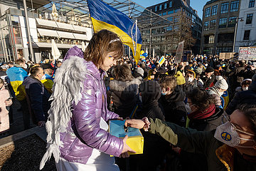 Deutschland  Bremen - Demonstration gegen Putins Krieg gegen die Ukraine  ukrainisches Maedchen sammelt Geld fuer die Ukraine