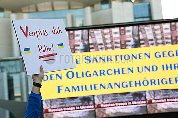 Berlin  Deutschland  DEU - Demonstration vor dem Kanzleramt unter dem Motto - Unterstuetzung fuer die Ukraine jetzt