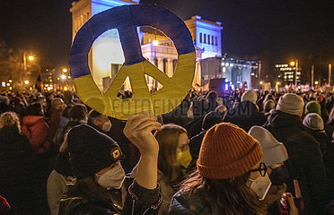 Peace Zeichen bei Großkundgebung für Frieden in Europa und Solidarität mit der Ukraine  Königsplatz  München  02.03.2022  abends