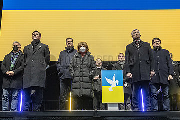 Gruppenfoto der Redner mit Ministerpräsident Söder  bei Großkundgebung für Frieden in Europa und Solidarität mit der Ukraine  Königsplatz  München  02.03.2022  abends