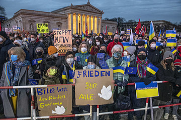 Großkundgebung für Frieden in Europa und Solidarität mit der Ukraine  Königsplatz  München  02.03.2022  abends