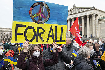 Schild Peace for All  Großkundgebung für Frieden in Europa und Solidarität mit der Ukraine  Königsplatz  München  02.03.2022  abends